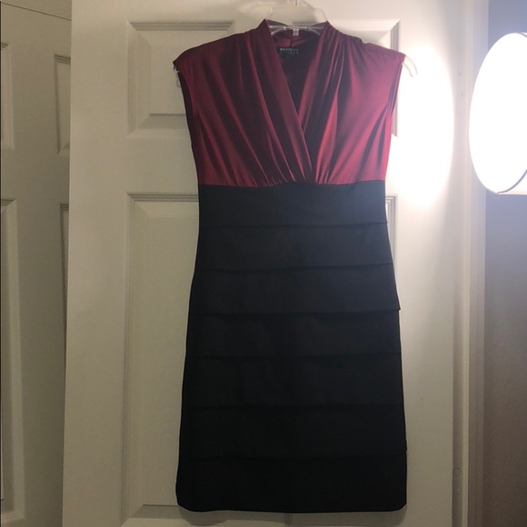 Burgundy/black form fitting dress - Picture 2 of 6
